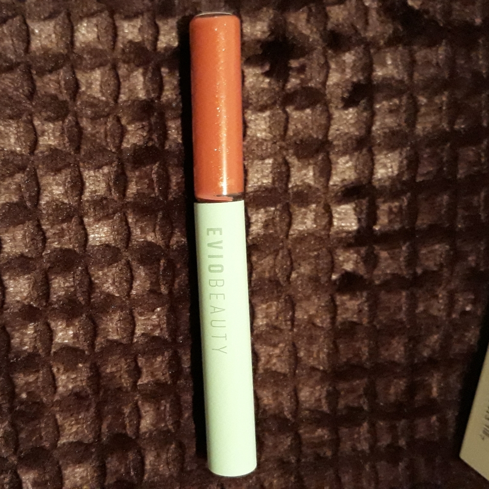 Lip gloss by Evio Beauty